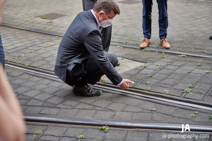 Pressekonferenz Straßebahndepot Karlsruhe zum Thema Teer in den Schienen