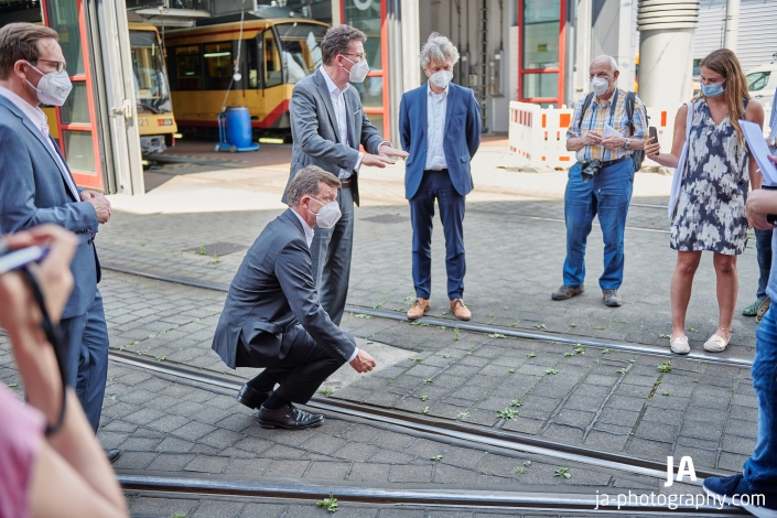 Pressekonferenz Straßebahndepot Karlsruhe zum Thema Teer in den Schienen